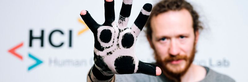 In ihren Testläufen haben die Forscher so Handschuhe hergestellt, die Handbewegungen digital erfassen können.