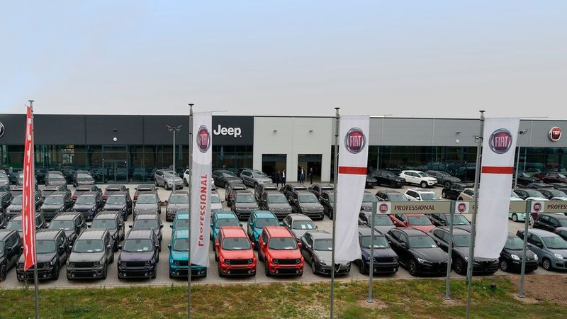 Das Autohaus Claas Wehner hat in der Hanomagstraße in Buchholz einen FCA-Neubau eröffnet.