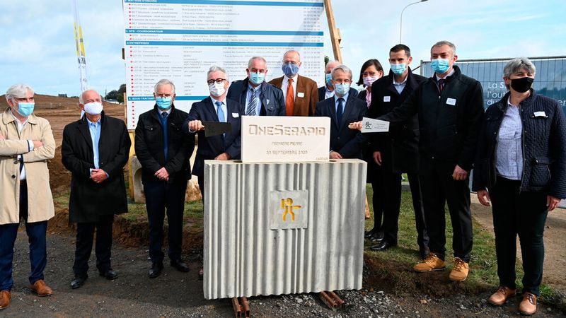 Im Beisein lokaler Vertreter legten die beiden Geschäftsführer der Serapid-Unternehmensgruppe Guillaume Davies (COO) und Emeric Labesse (CEO) den Grundstein für den Neubau am neuen Standort in Frankreich.