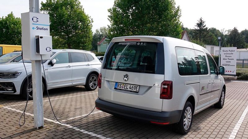 Ladestationen besitzen heute schon viele Autohäuser. Doch das reicht für E-Mobil-Service noch nicht aus.