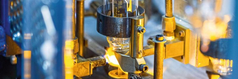 Weniger Produktionsausfälle bei Philips: Während die konventionelle Halterung für die Leuchtmittel aufgrund der thermischen Belastung ständig riss, ist das mit der Additive-Manufacturing-Variante durch ein einfaches Redesign nicht mehr der Fall.