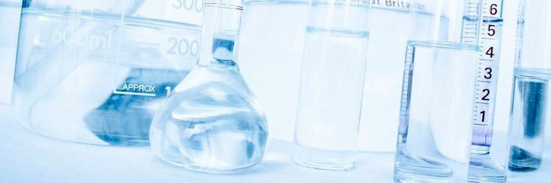 Die neu vorgestellte Chemie-Strategie der EU stößt nicht nur auf Beifall: Die Industrie sorgt sich (wie immer) um ihre Wettbewerbsfähigkeit und denkt fast schon wehmütig an die 2007 in Kraft getretene Chemikalienverordnung Reach.