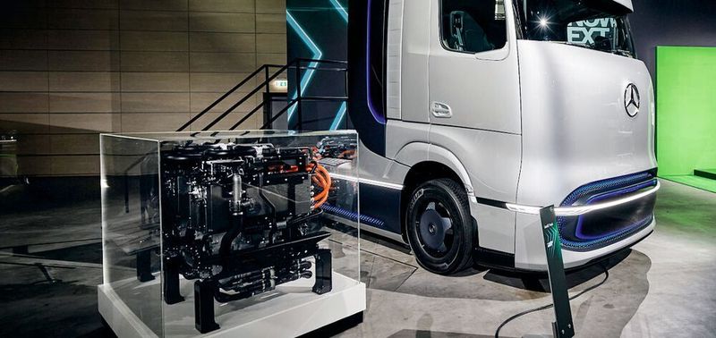 Die Zukunft ist bei Daimler Trucks inzwischen blau, sprich ein Wasserstoff-Thema. Künftig meistern die Baureihen Actros und Arocs die Langstrecke per Brennstoffzelle.