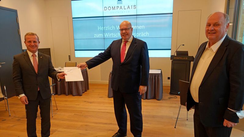 ZDK-Vizepräsident Thomas Peckruhn (li.) und Helmut Peter, Präsident des Kfz-Landesverbands Thüringen (re.), erläuterten Bundeswirtschaftsminister Peter Altmaier die Problematik fallender Restewerte von gebrauchten E-Autos in Zeiten hoher Neuwagen-Prämien.