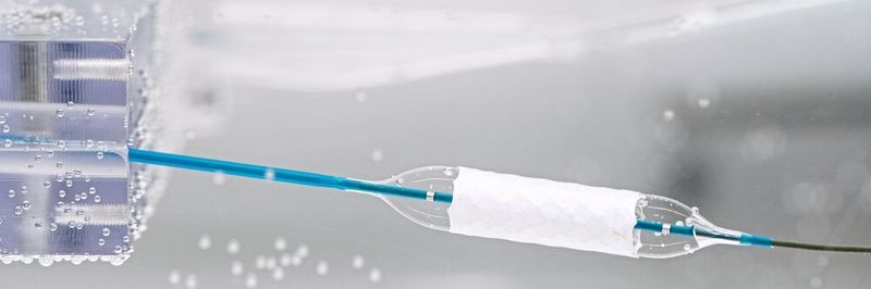 Stents müssen zuverlässig eine Radialkraft ausüben, um Gefäße offen zu halten und gleichzeitig so flexibel sein, dass der Anwender schwierig zu erreichende Gefäße im Körper einfach erreichen kann.