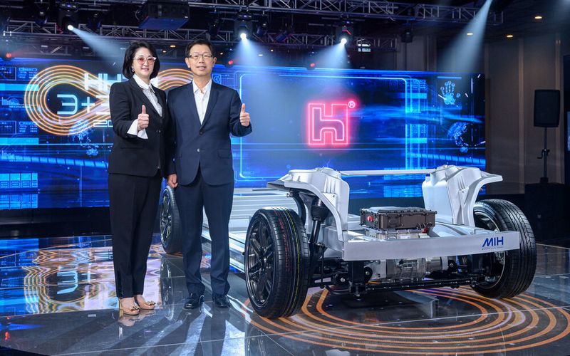 Foxconn-Vorstandschef Young Liu (2. v. li.) bei der Vorstellung der E-Plattform MIH.