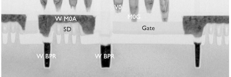 Energienetz: Die TEM-Aufnahme (Transmission Electron Microscopy) zeigt im Querschnitt die hohen, schmalen vergrabenen Stromschienen (BPR) im Substrat (FEOL).