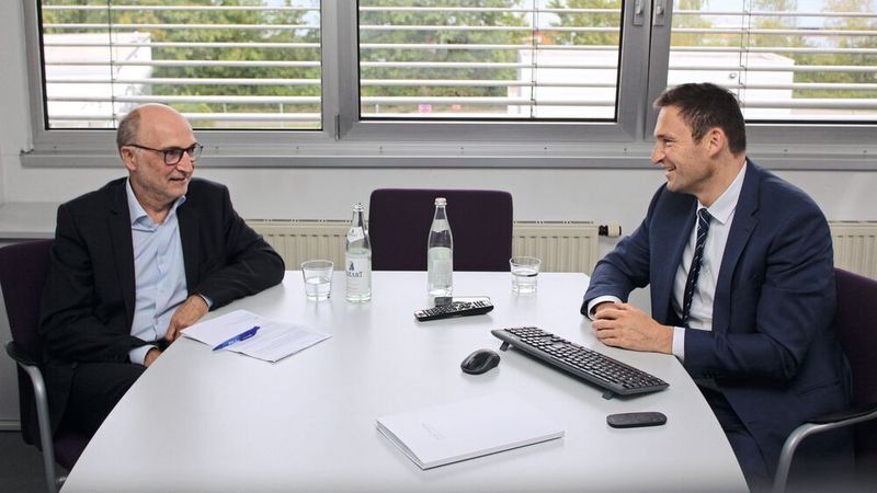 Dr. Hermann Frohnhaus (li.), Sprecher der Geschäftsführung der BDK, und AVAG-Vorstandssprecher Roman Still planen unter anderem eine digitale Antragsstrecke für Finanzierungen.