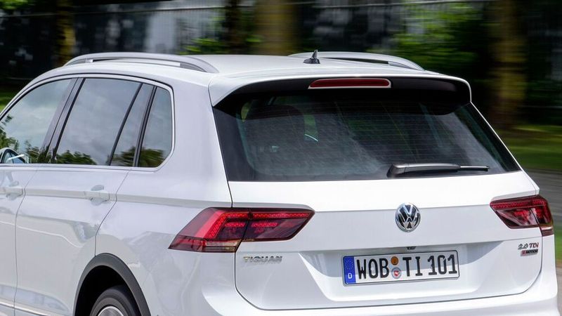 Die betroffenen Tiguan-Fahrer werden im Anschreiben offenbar gebeten, die Festigkeit des Spoilers selbst zu überprüfen. Sollte sich das Teil bereits teilweise gelöst haben, soll der Kunde versuchen, den Spoiler vorsichtig und vollständig von der Heckklappe zu lösen.