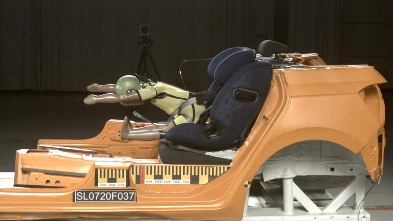 Der ADAC hat verschiedene Autokindersitze einem Test unterzogen. Immerhin gab es keine Totalausfälle. Die Crashtests zeigten, dass der richtige Einbau der Sitze sehr wichtig ist.