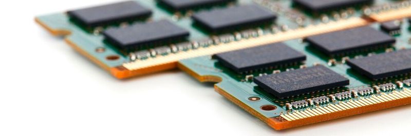 Generationswechsel: Phasenwechselspeicher wie 3D XPoint könnten in Zukunft DRAM ersetzen. In Punkto Bit-Dichte hat NAND-Flash bei NVM-Speichern die Nase vorne – noch.