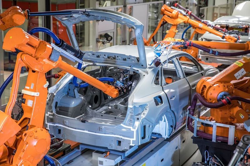 In seiner Lackiererei im ungarischen Győr testet Audi ein neues Verfahren zur Karosserieabdichtung. Das soll die Umwelt schonen, dank präziserer Abläufe würde fast kein Abdichtmaterial verschwendet.