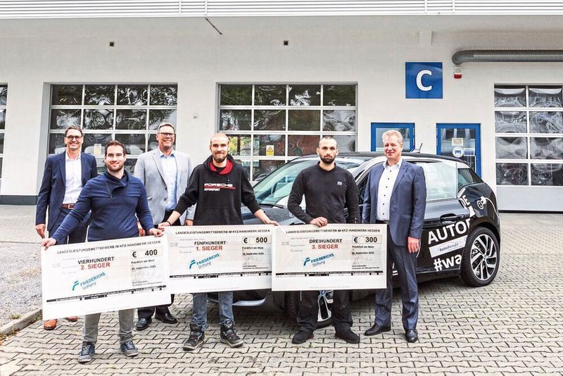 Die Teilnehmer des hessischen Landeswettbewerbs: Gewinner Johannes Scholz (4. v. li.), Zweitplatzierter Manuel Engelmann (2. v. li.), Dritter Onur Basoral (2. v. re.) mit Joachim Kuhn, Geschäftsführer Landesverband Hessen (links), und dem Partner des hessischen Kfz-Gewerbes Guido Kriesel, Nürnberger Versicherung (rechts) sowie Claus Kapelke, Schulleiter der Landesfachschule des Kfz-Gewerbes.