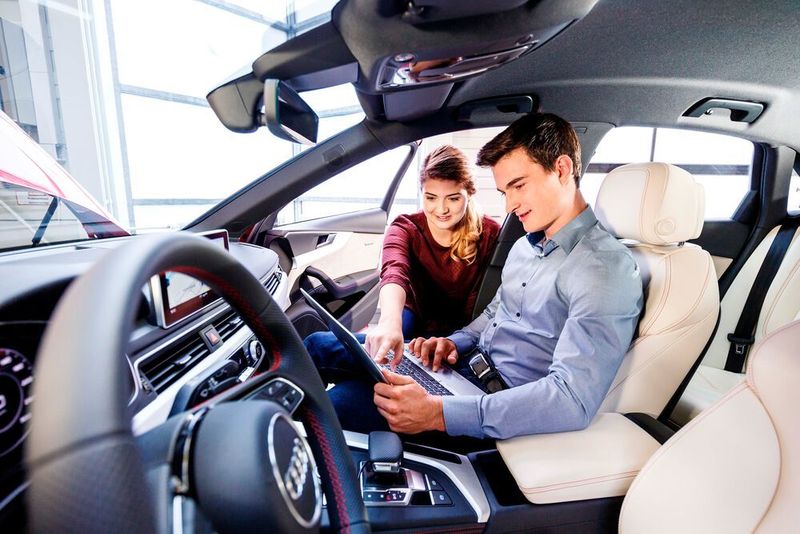 Die Automobilbranche verliert dem Arbeitgeberranking von Universum zufolge bei Young Professionals aus allen Fachbereichen erstmals deutlich an Beliebtheit.
