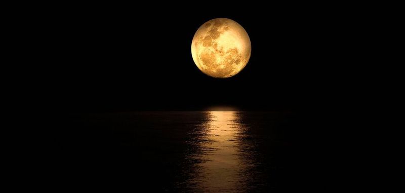 Gäbe es Wasservorkommen auf dem Mond, wäre das für künftige Mondmissionen sehr nützlich. Forscher haben nun neue Hinweise auf solche Speicher.