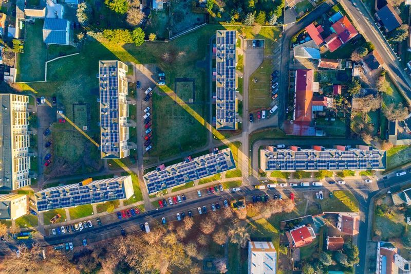 Etliche Maßnahmen im Klimaschutz sind mit positiven ökonomischen Effekten verbunden: Das gilt sowohl für den kommunalen Haushalt als auch für die lokalen Unternehmen.