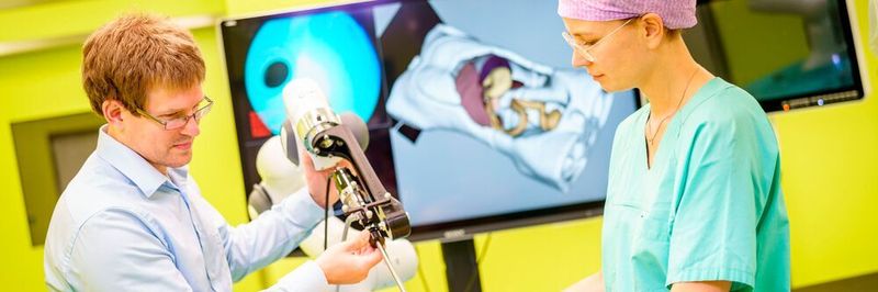 Autonome Robotersysteme und weitere intelligente Assistenzsysteme sollen das OP-Team in Zukunft verstärkt unterstützen.