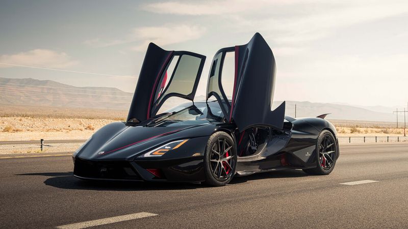 Der SSC Tuatara hat einen neuen Geschwindigkeitsrekord für Serienfahrzeuge aufgetellt – mit geschlossenen Flügeltüren.
