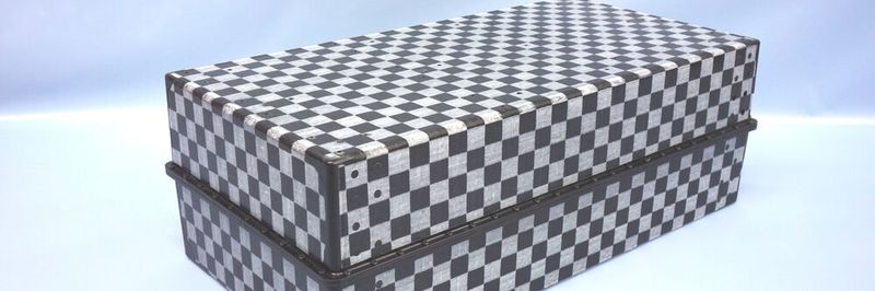 Das Leichtbau-Batteriegehäuse aus Faserverbunden ist 40 % leichter als Aluminium durch den beanspruchungsgerechten Sandwichaufbau.