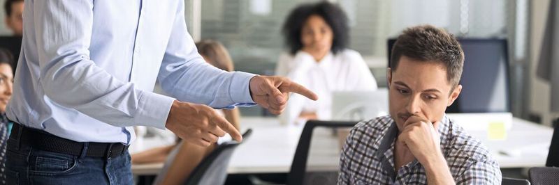 Als „toxisch“ bezeichnet die Wissenschaft Führungskräfte, die ihre Mitarbeiter kränken, anschreien, ignorieren oder sie öffentlich bloßstellen.