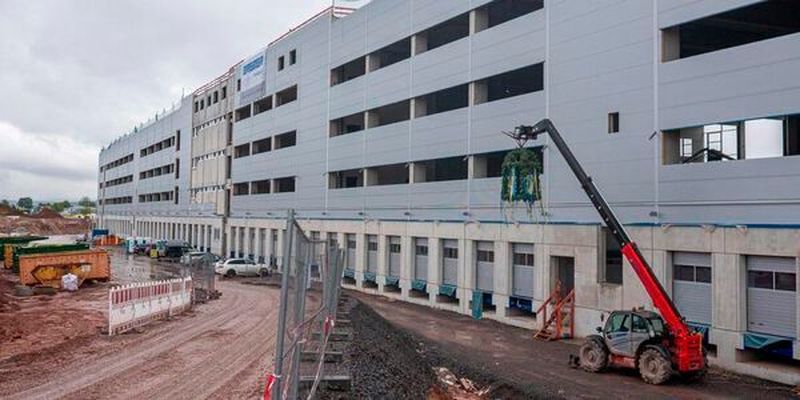 Auf vier Stockwerken entsteht in Jena ein automatisiertes Logistiklager.