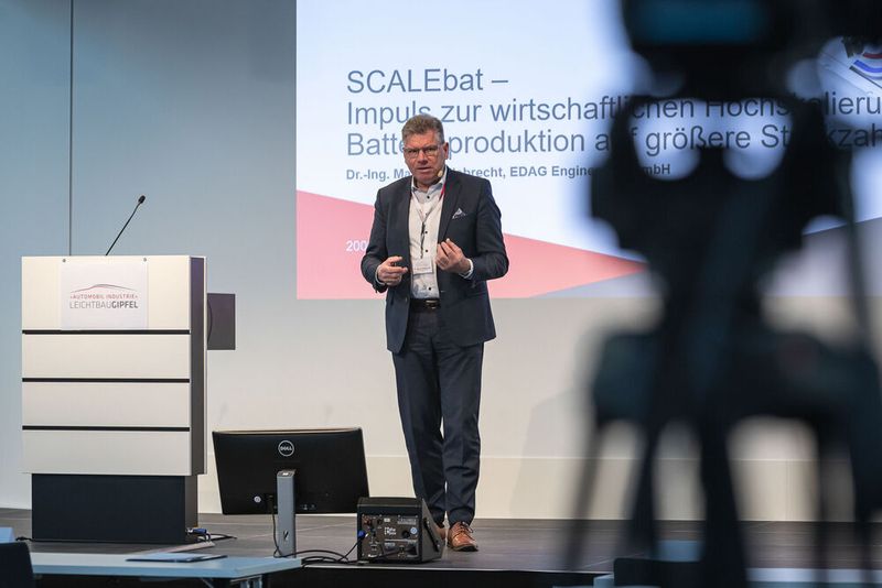 Martin Hillebrecht, Senior Expert Innovations der EDAG Engineering GmbH, stellte das skalierbare Batteriegehäuse „SCALEbat“ vor.