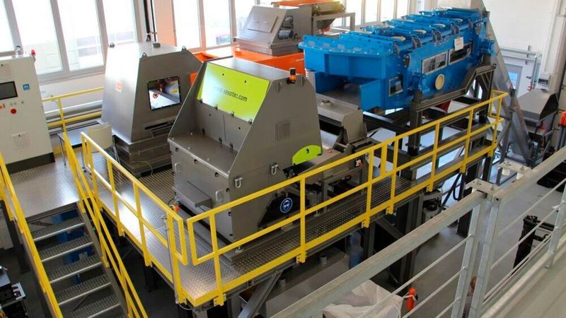 Die Fraunhofer-Einrichtung IWKS verfügt über eine Sortieranlage, die mittels Infrarottechniken und 3D-Objektkonstruktion die Zusammensetzung von Müll analysieren kann.