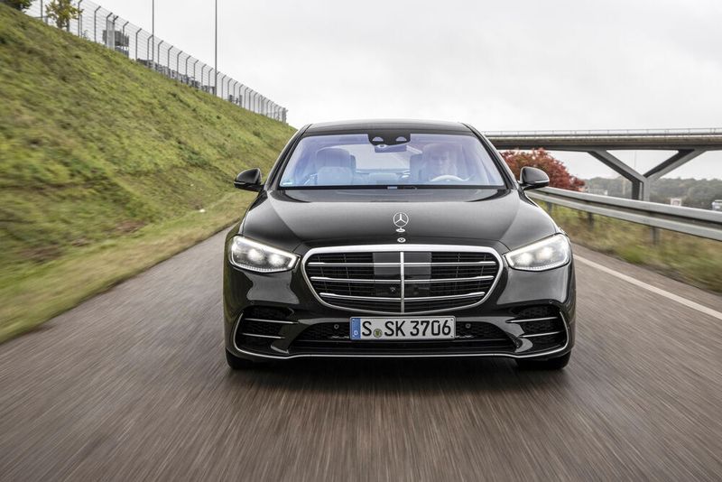 Daimler geht schon beim Motorenprogramm in die Vollen, während die Konkurrenz die Palette teils rigoros zusammengestrichen hat.