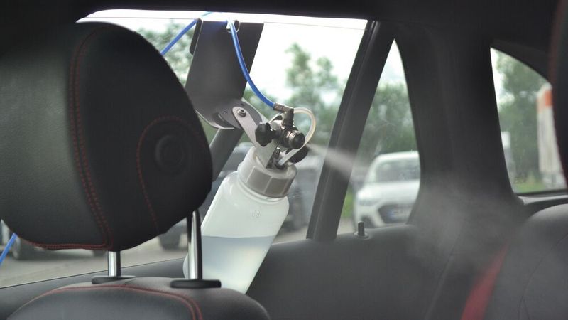 Vernebeln statt versprühen: Bei der Innenraumdesinfektion von Sehon Biocleen wird das Desinfektionsmittel automatisch im ganzen Innenraum per Druckluft verteilt.