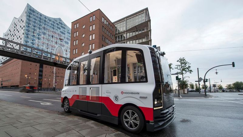 Ohne Fahrer durch die Hafencity: Hier erproben die Hamburger Verkehrsbetriebe das autonome Shuttle HEAT.