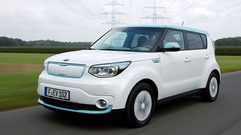 Ohne die Maßnahme sei eine Sicherung gegen das Wegrollen des Kia Soul EV nicht zu jeder Zeit gewährleistet, erklärte eine Sprecherin von Kia Deutschland.