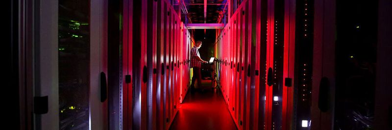 Die Warmgangeinhausung von Schäfer IT-Systems leuchtet im Rechenzentrum der Creditreform rot.