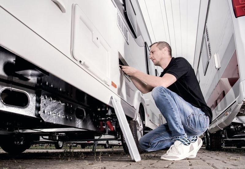 Bei der Caravan-Reparatur ist Erfahrung und Fachwissen gefragt – der ZKF rät, diese Leistungen nicht unter Wert anzubieten.