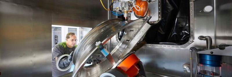 Diese Pulverdüse des Fraunhofer-ILT dient zum Laserauftragschweißen in der Schutzgaszelle der ProLMD-Anlage bei Kuka in Würselen. So können auch Großbauteile entstehen.
