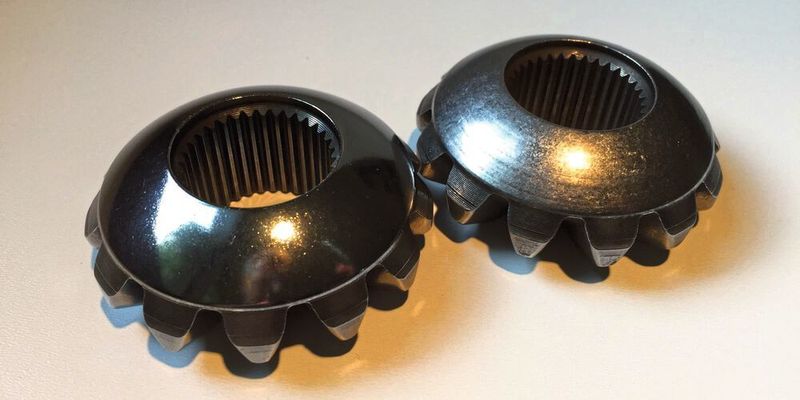 Die vibrationsunterstützte Tribokonditionierung erzeugt ein plateauähnliches Rauheitsprofil: links das tribochemisch behandelte Werkstück, rechts das unbehandelte Werkstück.