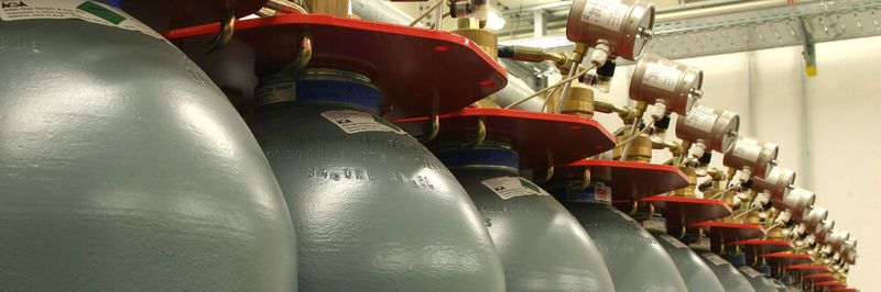 Viele Wartungsarbeiten im Rechenzentrum lassen sich nicht remote erledigen. Die DataCenter-Betreiber benötigen somit auch ein geeignetes Konzept zum Schutz der Mitarbeiter vor Ort. Außerdem hat das Krisen-Management-Team ganz neue Ansprechpartner bekommen, etwa Gesundheitsamt und RKI.