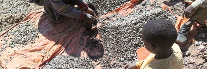 Rohstoffe: Kinder sortieren Steine, die Konfliktmineralien enthalten, an den Ufern des Malo-Sees in Kongo.
