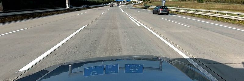 Neben den GPS-Daten nutzt Joynext eine zusätzliche Kamera im Fahrzeug, um die exakte Fahrspur zu erkennen. Ein Tracking-Algorithmus überwacht, prüft und plausibilisiert die Daten.