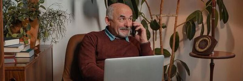 Über Telefon und Videochat können ältere Menschen in Kontakt mit ihrer Familie bleiben. An einem realistischeren Modell arbeiten Forscher zurzeit: Sie wollen die Kommunikation mittels AR-Brille möglich machen.