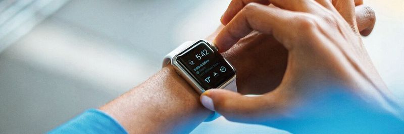 IoT-Geräte wie eine Smartwatch bestehen aus verschiedenen Komponenten wie Sensoren und ICs. Mit einem speziellen Framework-Ansatz lässt sich der Produktionstest jetzt vereinfachen.