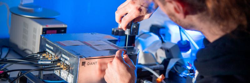 Die ersten Funktionstests des neuen Quantensensors von QANT und Sick waren erfolgreich. Hier prüft ein Mitarbeiter die optischen Signale des Sensors.