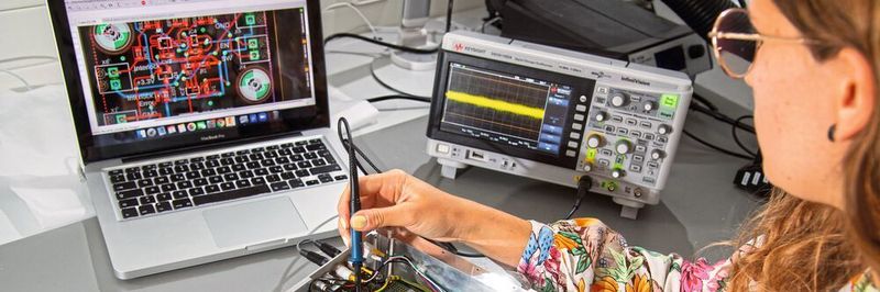 Quantensensoren ermöglichen Messungen in einer Genauigkeit, die technisch bislang nicht möglich war. Hier überprüft eine Mitarbeiterin von Q.ANT die elektronische Signalverarbeitung.
