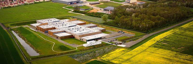 Asperitas bietet Immersion Cooling mithilfe einer Flüssigkeit, die von Shell produziert wurd. Tauchkühlung reduziert den Bedarf an Energie, die in Rechenzentren für die Kühlung der IT aufgewendet werden muss, drastisch.