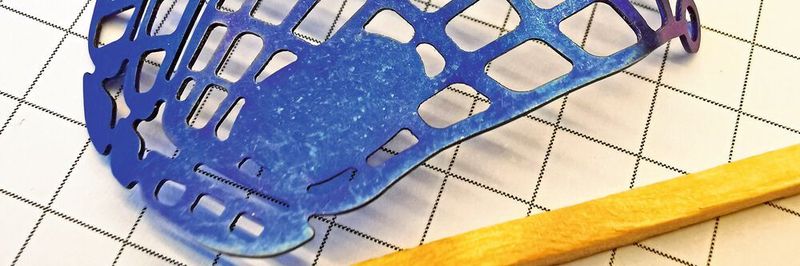 Mit dem Mikro-Wasserstrahl aus Titanblech geschnittenes Implantat für die Rekonstruktion schwerer Knochenverletzungen unter anderem im Augenbrauenbereich.