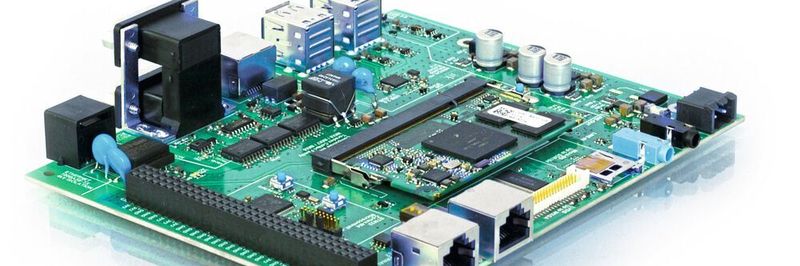 Trägerplatine eines aufrüstbaren Multi-Prozessor-Systems mit separater Überwachungseinheit und zahlreichen Schnittstellen zur Anwendung in einer Patientenumgebung nach 60601-1: Ethernet, USB 2.0, CAN-FD, RS-232, RS-485, LVDS-Display mit Touch, Stereo Audio und SD-Karte.