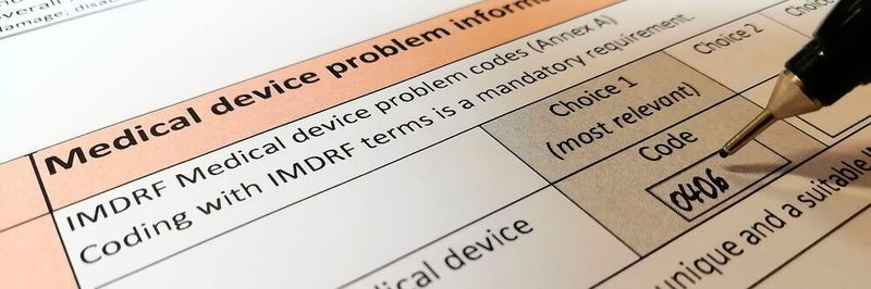 In dem standardisierten Manufacturer Incident Report ist die Verwendung von IMDRF-Codes verpflichtend: Das nun gestartete Gemeinschaftsprojekt hilft anhand der Übersetzung ins Deutsche, die Codes besser verstehen, interpretieren und zuordnen zu können.