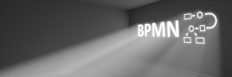 Business Process Model and Notation (BPMN) bildet die Grundlage für den Model-to-Execute-Ansatz, indem die Prozessflussdiagramme als grafische Ebene für die Programmierung verwendet werden.