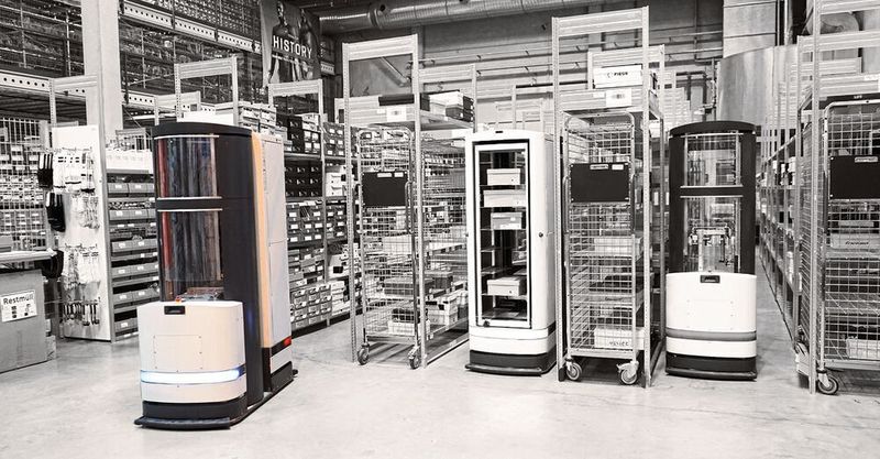 Der Logistik-Roboter Toru kombiniert autonomes Fahren mit Handlings-Robotik. Per Unterdruck werden die Waren aus dem Regal genommen. Eine Metallzunge schließt vor dem Ansaugen die Lücke zwischen Regalboden und dem Logistikroboter. Sowohl das Ausfahren der Zunge als auch das Bewegen des Greifarms übernehmen bürstenlose DC-Servomotoren von Faulhaber.