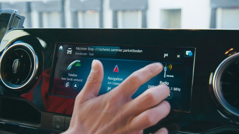 Infotainmentsystem MBUX mit Adresssoftware von What3words.