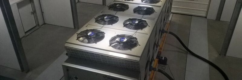 Mit Online-Werkstests für seine Kältemaschinen bietet Mitsubishi Electric mit seinen Marken „Climaveneta“ und „RC IT Cooling“ seit Mitte des Jahres auch die Möglichkeit umfassender Prüfungen der Geräte ohne persönliche Anwesenheit von Kunden. Hier ein Blick vom Leitstand in die Prüfkammer.
